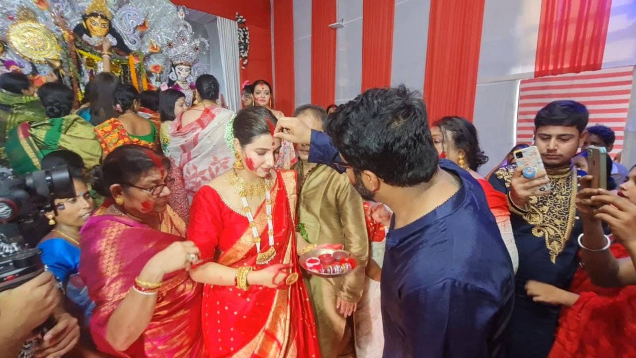 Subhasree Ganguly: ঢাকে কাঠি রাজের, দশমীতে বাপের বাড়িতে সিঁদুর খেলায় মাতলেন শুভশ্রী