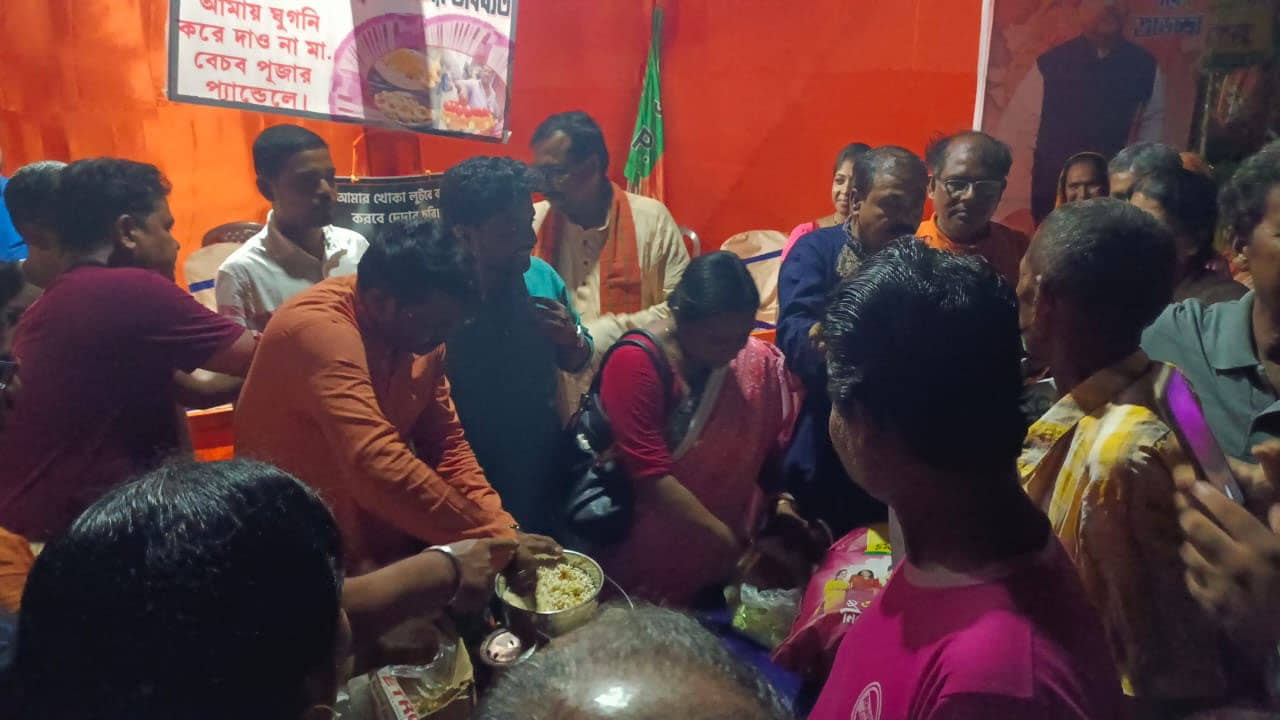 Bijoya Dashami: দশমীতে বিজেপি কর্মীদের সঙ্গে চা-ঘুগনি-মুড়ি বিক্রি বিধায়কের