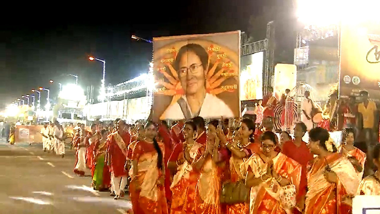 Puja Carnival LIVE: ইউনেস্কোর স্বীকৃতির পর প্রথম কার্নিভাল, পুজো শেষেও উৎসবের রোশনাই কলকাতায়