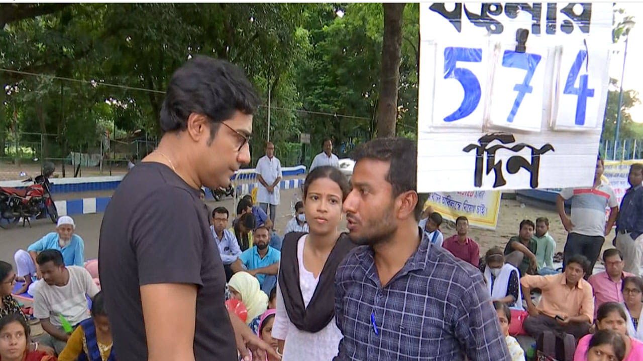 Kaushik Sen: ‘তৃণমূল কতটা দুর্নীতিগ্রস্ত জানার দরকার নেই, সরকার চাইলে নিয়োগ সম্ভব’, সপরিবারে ধরনা মঞ্চে কৌশিক