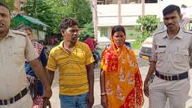Sandeshkhali: হাতুড়ি দিয়ে দ্বিতীয় পক্ষের স্ত্রীকে থেঁতলে খুনের অভিযোগ স্বামীর বিরুদ্ধে, কাঠগড়ায় প্রথম পক্ষের স্ত্রীও Sandeshkhali: হাতুড়ি দিয়ে দ্বিতীয় পক্ষের স্ত্রীকে থেঁতলে খুনের অভিযোগ স্বামীর বিরুদ্ধে, কাঠগড়ায় প্রথম পক্ষের স্ত্রীও