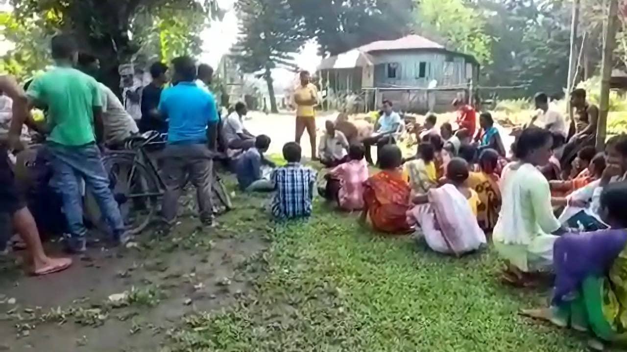 Elephant Attack: হাতির পেটে গোটা বছরের ধান, বন দফতরের সামনে ধরনা ক্ষুব্ধ গ্রামবাসীদের