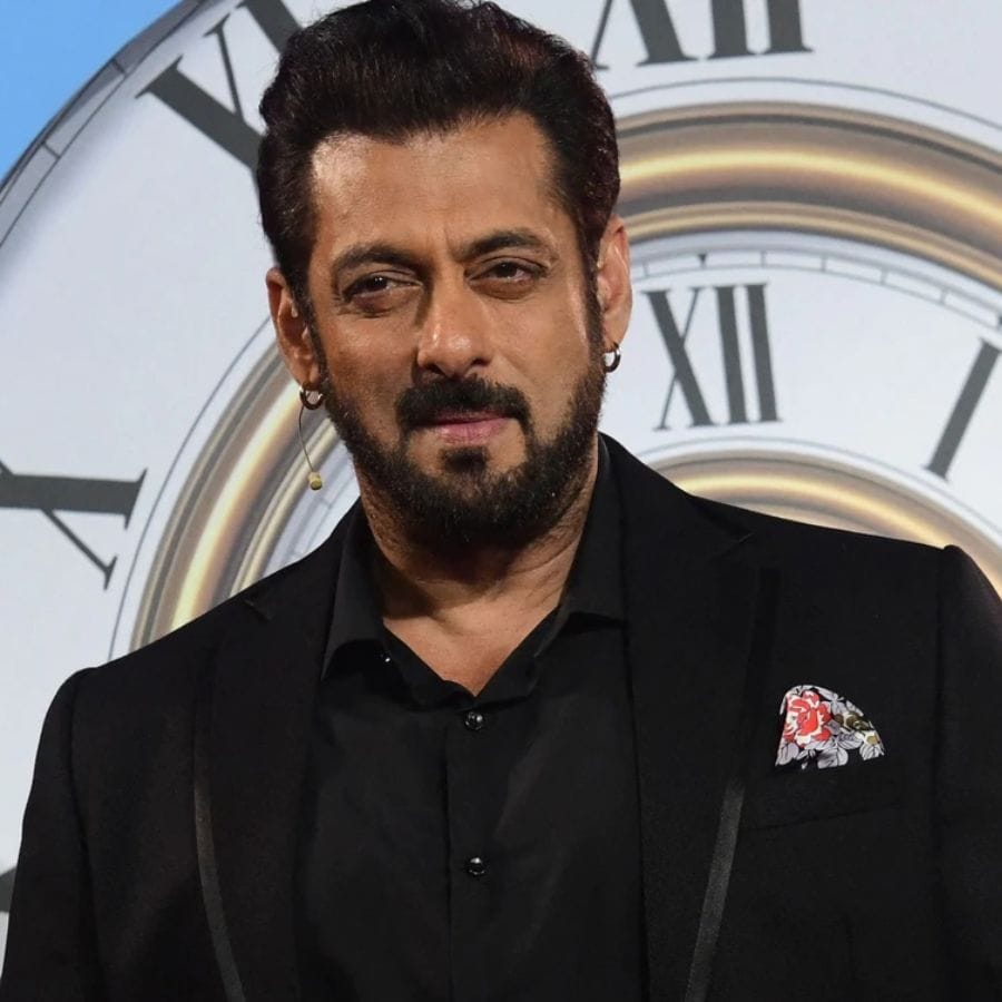 তবে কেরিয়ারের শুরু থেকেই সলমনের আশীর্বাদের হাত পলকের মাথায় রয়েছে। পলকে মুগ্ধ তিনি। আর সলমন যখন সঙ্গে থাকেন, তখন বলিউড যে তাঁর কাছে হয়ে যায় জলের মতো সহজ, সে প্রমাণ তো ইন্ডাস্ট্রি বারেবারেই পেয়েছে।