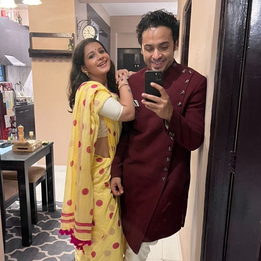 জোকার কাছে বহুতল, সেখানে দীপাবলির রাতে হাজির ইন্ডাস্ট্রির একগুচ্ছ চেনামুখ। শুধু যে টলিউডের চেনামুখেরা হাজির তা তো নয়, হাজির বলিউডের সোহম মজুমদারও। তবে গল্পের কি এখানেই শেষ? কাহানি মে টুইস্ট রয়েছে আরও। 