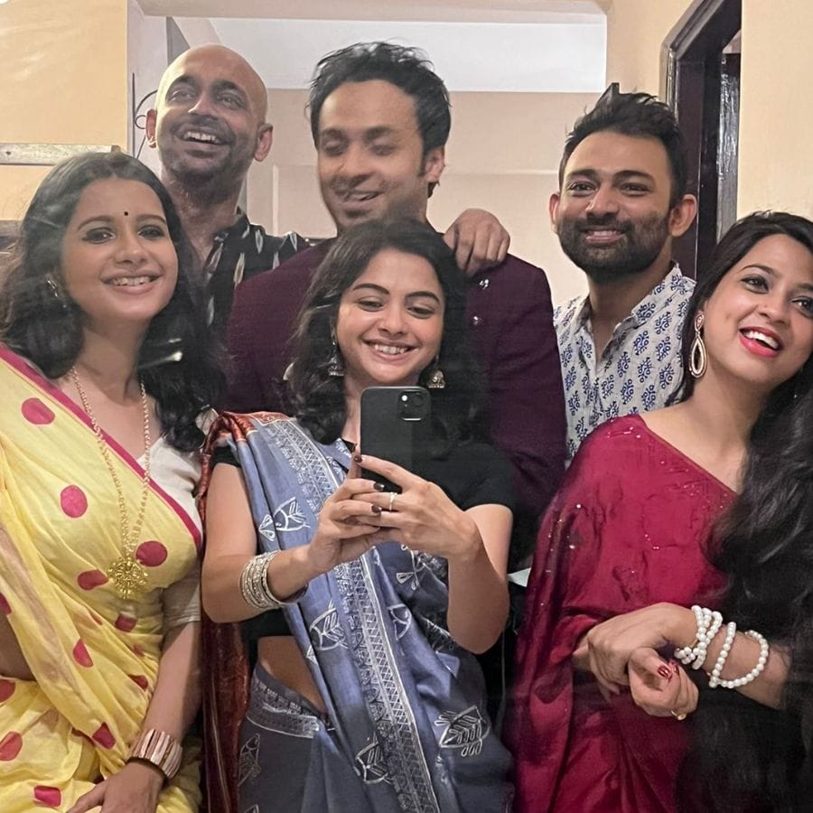 এখানেই শেষ নয়, অঙ্গনা স্ক্রিন শেয়ার করেছেন রণবীর কাপুরের সঙ্গেও। এক বিজ্ঞাপনে কাজ করেছেন তিনি। বন্ধুদের দেখা হল, হল আড্ডাও। একই সঙ্গে উৎসবের রাতে কি আরও গাঢ় হল সোহম-শোলাঙ্কির প্রেম? 