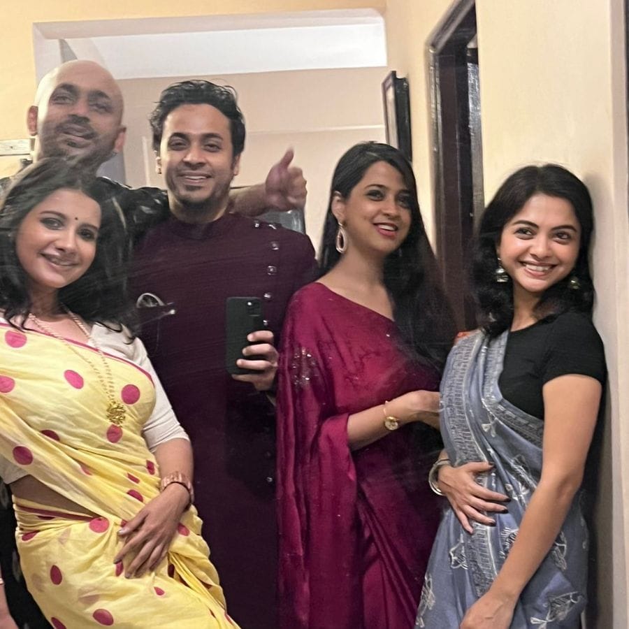 শোলাঙ্কি রায়-- ছোটপর্দার খড়ির সঙ্গে সোহমের রসায়নের খবর এখন ইন্ডাস্ট্রির আনাচে কানাচে। অনেকেরই মতে সম্পর্কে রয়েছেন তাঁরা। একসঙ্গে পার্টি, ঘোরাঘুরি চলছে সবই। 