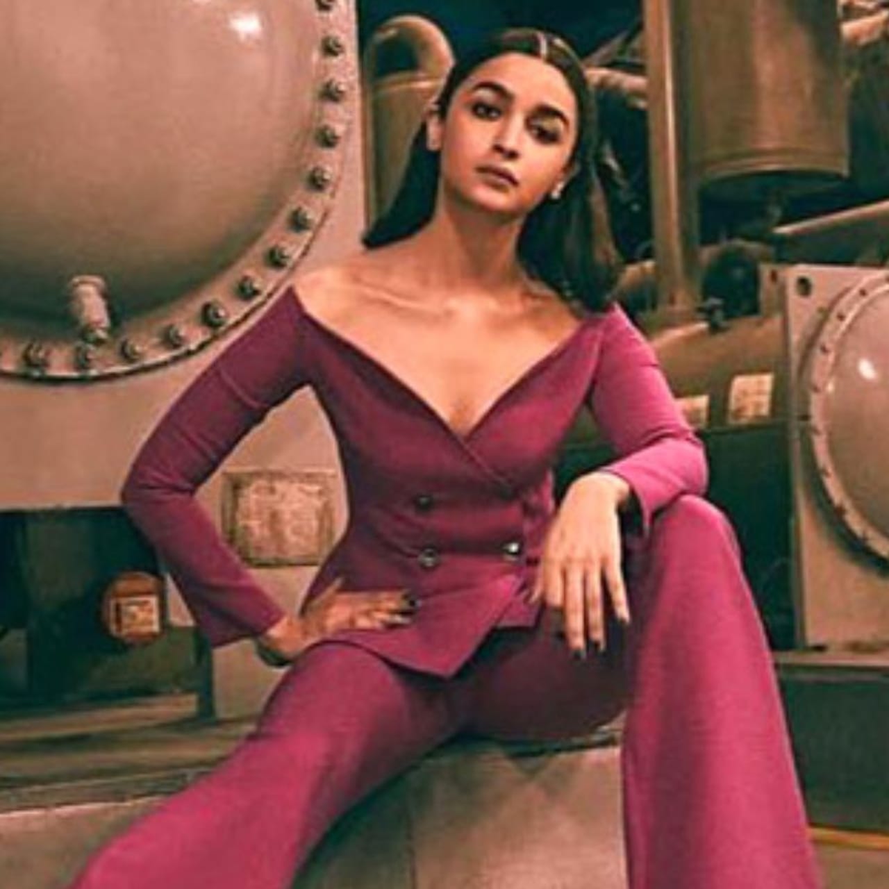 সারা গায়ে অসহ্য ব্যথা, চোখ ফেটে রীতিমতো বের হয়ে আসছে কান্না। তবু মন গলছে না ক্যাটরিনা কাইফের। আলিয়া ভাটকে এমতাবস্থায় দেখেও তিনি চুপ। কী হয়েছিল সেদিন? 