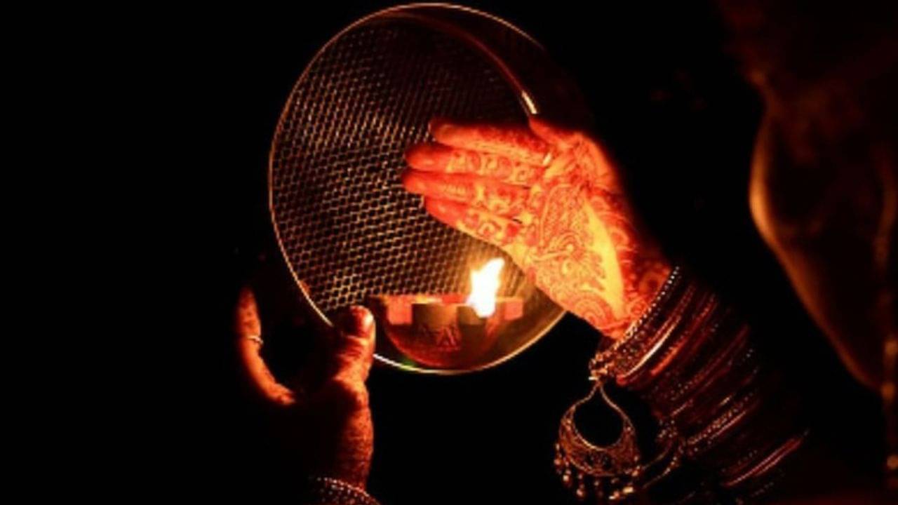 Karwa Chouth 2022: জানুন করবা চৌথের সঠিক সময়, উপবাসের নিয়ম, ইতিহাস ও গুরুত্ব