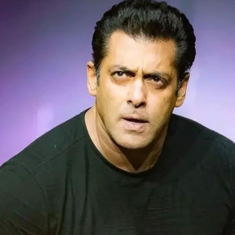 হাঁটুর বয়সি নায়িকার সঙ্গে অনস্ক্রিনে রোম্যান্সে মোটেও আপত্তি নেই সলমন খানের, অতীতে এ প্রমাণ মিলেছে বহুবার। ৬০ ছুঁতে আর বছর চারেক দেরি থাকলেও মন থেকে এখনও নবীন তিনি। কিন্তু তাই বলে নায়িকার সঙ্গে বয়সের ফারাক ৩৪ বছরের! ভাইজান কি সত্যিই এত ছোট নায়িকার সঙ্গে রোম্যান্স করবেন? নায়িকাটিই বা কে? 