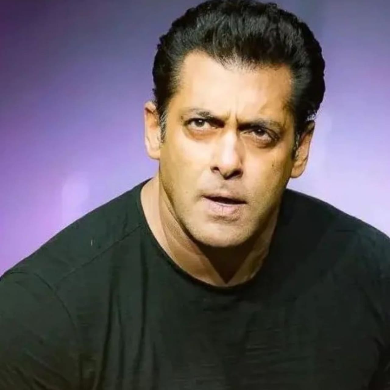 হাঁটুর বয়সি নায়িকার সঙ্গে অনস্ক্রিনে রোম্যান্সে মোটেও আপত্তি নেই সলমন খানের, অতীতে এ প্রমাণ মিলেছে বহুবার। ৬০ ছুঁতে আর বছর চারেক দেরি থাকলেও মন থেকে এখনও নবীন তিনি। কিন্তু তাই বলে নায়িকার সঙ্গে বয়সের ফারাক ৩৪ বছরের! ভাইজান কি সত্যিই এত ছোট নায়িকার সঙ্গে রোম্যান্স করবেন? নায়িকাটিই বা কে?