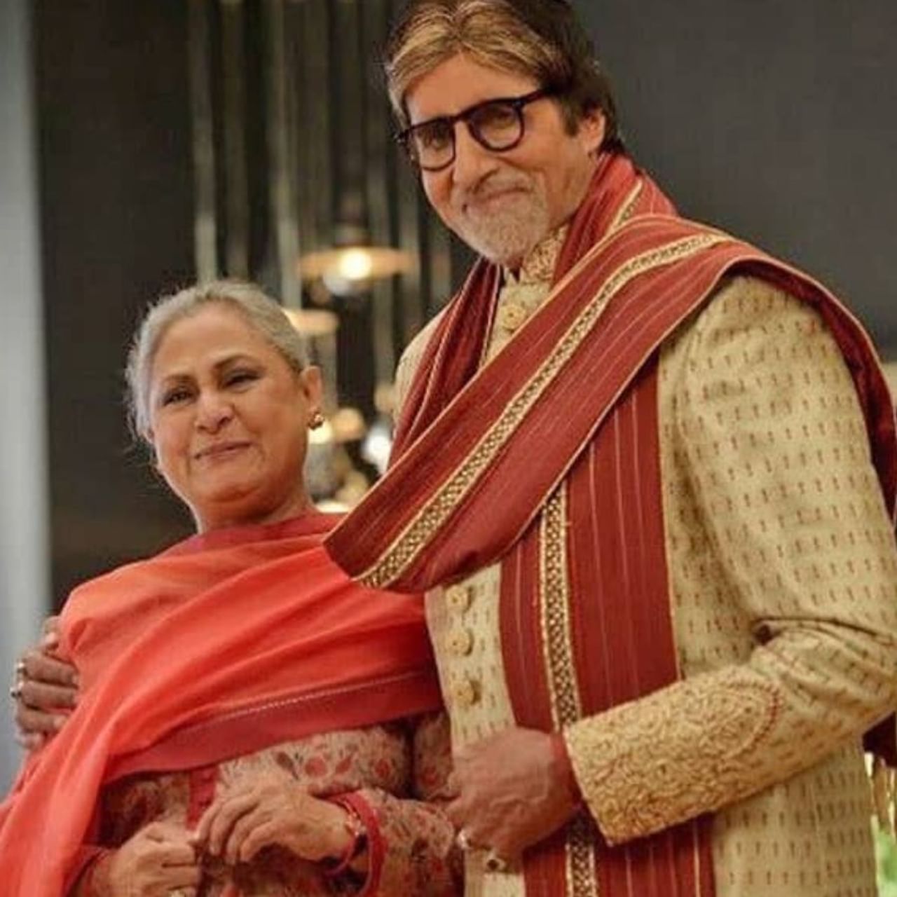 দীর্ঘ দাম্পত্য তাঁদের। এই দীর্ঘ দাম্পত্যে বিভিন্ন সময়েই নানা চরাই-উতরাইয়ের মধ্যে দিয়ে যেতে হয়েছে অমিতাভ ও জয়া বচ্চনকে। স্বামী সুপারস্টার, তাঁর গুণগ্রাহীর সংখ্যা বিশ্বজুড়ে কম নয়। তবু আজীবন স্বামীর সবচেয়ে বড় সমালোচক ছিলেন জয়াই। একবার এক ছবির স্ক্রিনিংয়ে এসে অমিতাভের ছবি দেখে এতটাই বিরক্ত হন জয়া যে ছবি শেষ না করেই মাঝপথে হল থেকে বেরিয়ে যান তিনি? কী সেই ছবি? 