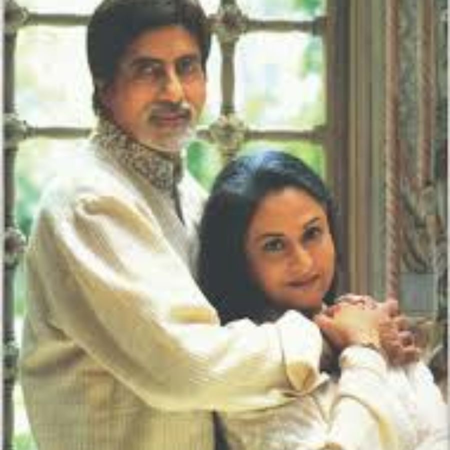 যে মুহূর্তে সবাই বলেছিল, তাঁর কেরিয়ার শেষ ঠিক সেই মুহূর্তেই তাঁকে কাছে টেনে নেন প্রযোজক যশ চোপড়া, তিনি অভিনয় করেন 'মহাব্বতে' ছবিতে। ব্যস, তারপর আর তাঁকে ফিরে তাকাতে হয়নি। জীবনে দ্বিতীয় ইনিংস শুরু করেন বিগ-বি। ৮০ বছর বয়সেও সেই ইনিংস চলছে। 