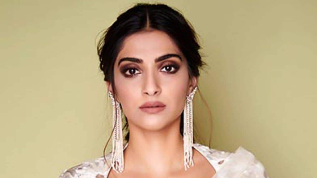 Sonam Kapoor: ছেলেকে স্তন্যপান করানোর ছবি দিলেন সোনম, ভাঙলেন ট্যাবু