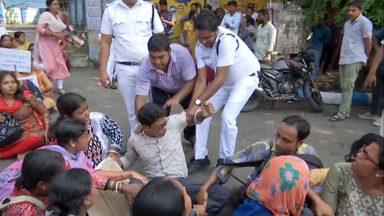 Upper Primary Protest: আপার প্রাইমারি চাকরিপ্রার্থীদের পুলিশি ধরপাকড়, টেনে-হিঁচড়ে তোলা হল অবস্থান