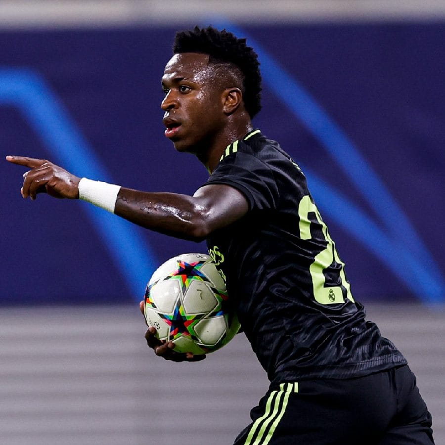 প্রথমার্ধ শেষ হওয়ার ১ মিনিট আগে, ৪৪ মিনিটের মাথায় মার্কো আসেনসিওর পাস থেকে গোল করে রিয়ালের হয়ে ব্যবধান কমান ভিনিসিয়াস জুনিয়র (Vinicius Jr)।