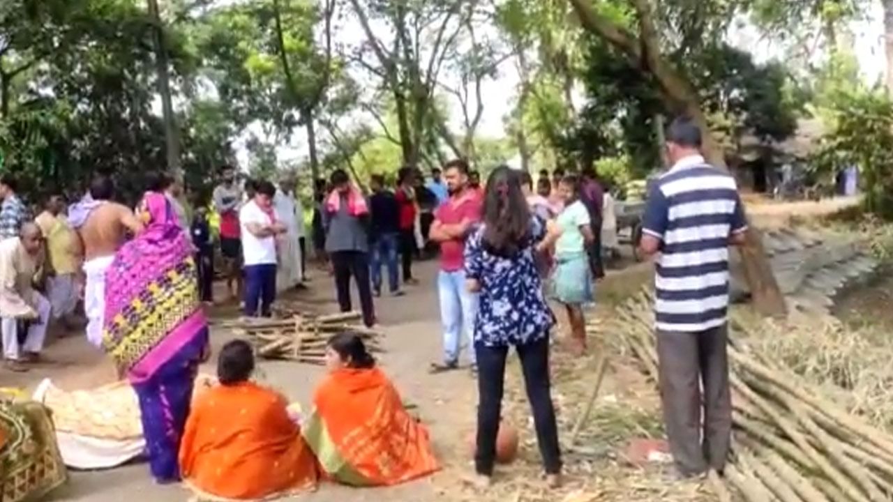 Paschim Medinipur Chaos:  চুল্লিতে দেহ দাহ করা নিয়ে দু'পাড়ার বিবাদ, 'লাশ' রাস্তায় ফেলেই চলল অবরোধ