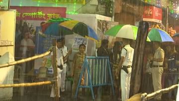 Rain in Kolkata: ষষ্ঠীর সন্ধ্যায় বৃষ্টিতে ভিজল উৎসবমুখর কলকাতা