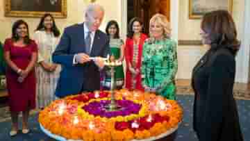 Diwali Celebration in White House: দীপাবলির আলোর ঝিকিমিকি হোয়াইট হাউসেও, ভারতীয় কায়দায় উদযাপনে গা ভাসালেন বাইডেন-কমলাও