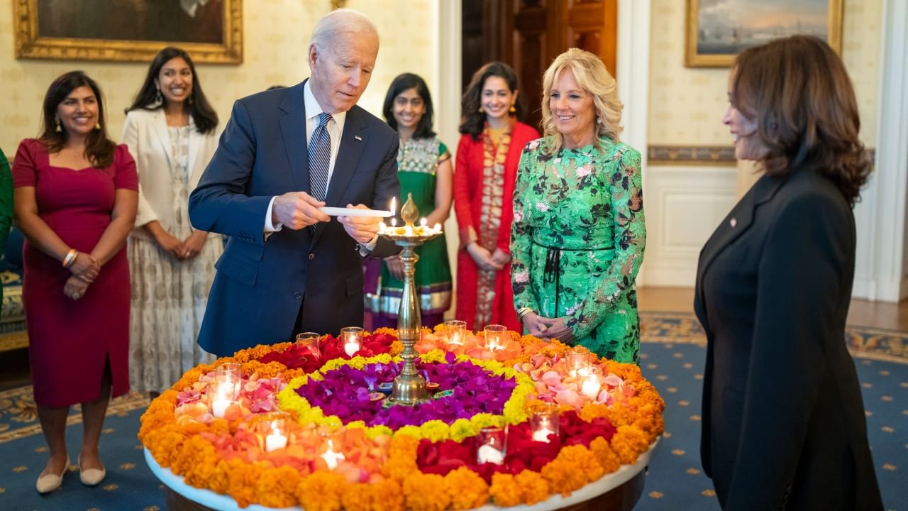 Diwali Celebration in White House: দীপাবলির আলোর ঝিকিমিকি হোয়াইট হাউসেও, ভারতীয় কায়দায় উদযাপনে গা ভাসালেন বাইডেন-কমলাও