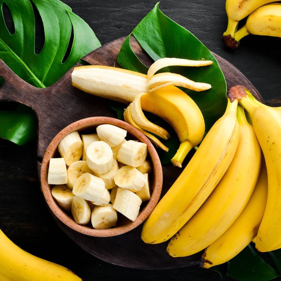 কলা: অনেকের কাছেই কলা হল একটি স্বাস্থ্যকর ফল। ওয়ার্কআউটের আগে একটি দুর্দান্ত জলখাবার খেতে হলে কলা খেতে পারেন। শুধু তাই নয়, কোষ্ঠকাঠিন্যের সমস্যা থাকলে কলা খেতে পারেন। এতে রয়েছে ভিটামিন এ, সি, কে ওই। কলা হল প্রাকৃতিক ময়েশ্চারাইজার। ত্বকরে ময়েশ্চারাইজড, নরম ও নমনীয় করতে একটি কলা চটকে রেখে দিন। তাতে মধু মিশিয়ে ত্বকে প্যাক হিসেবে ব্যবহার করতে পারেন।