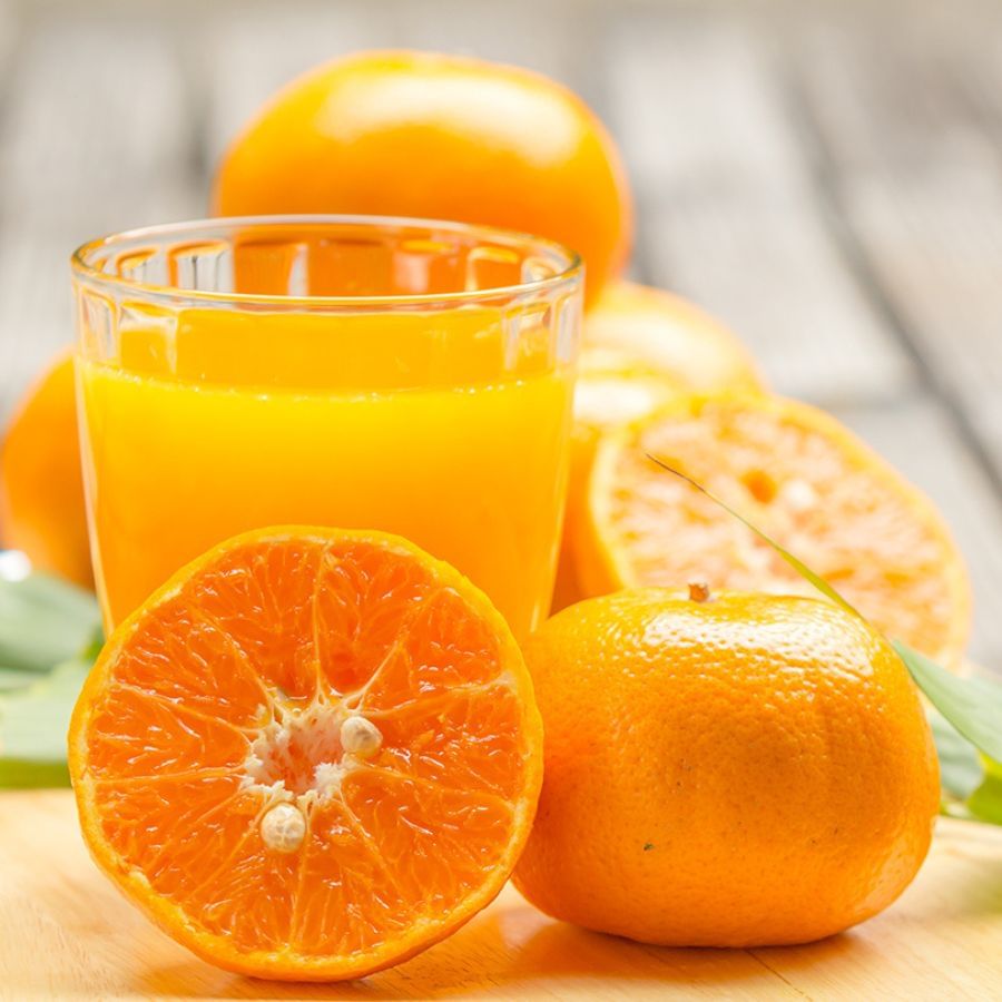 কমলালেবু: পরিষ্কার, উজ্জ্বল ত্বকের জন্য শীতের শুরুতেই ফল খাওয়ার অভ্যেস শুরু করুন। কমলালেবুতে রয়েছে ভিটামিন সি-এর গুণাগুণ। ক্ষতিকর সূর্যরশ্মি থেকে ত্বককে রক্ষা করতে এই ফলের বিকল্প নেই। শীতকালে ভিটামিন সি-এর জোগান পেতে প্রতিদিন একটি করে কমলালেবু খান। কমলালেবুর রস, হলুদ ও মধু মিশিয়ে একটি ফেসপ্যাক বানিয়ে তা শুষ্ক ত্বকের জন্য ব্যবহার করতে পারেন। কমলার রস ত্বকে প্রয়োগ করলে ত্বকের পিগমেন্টেশন সমস্যা মোকাবিলায় সাহায্য করতে পারে।