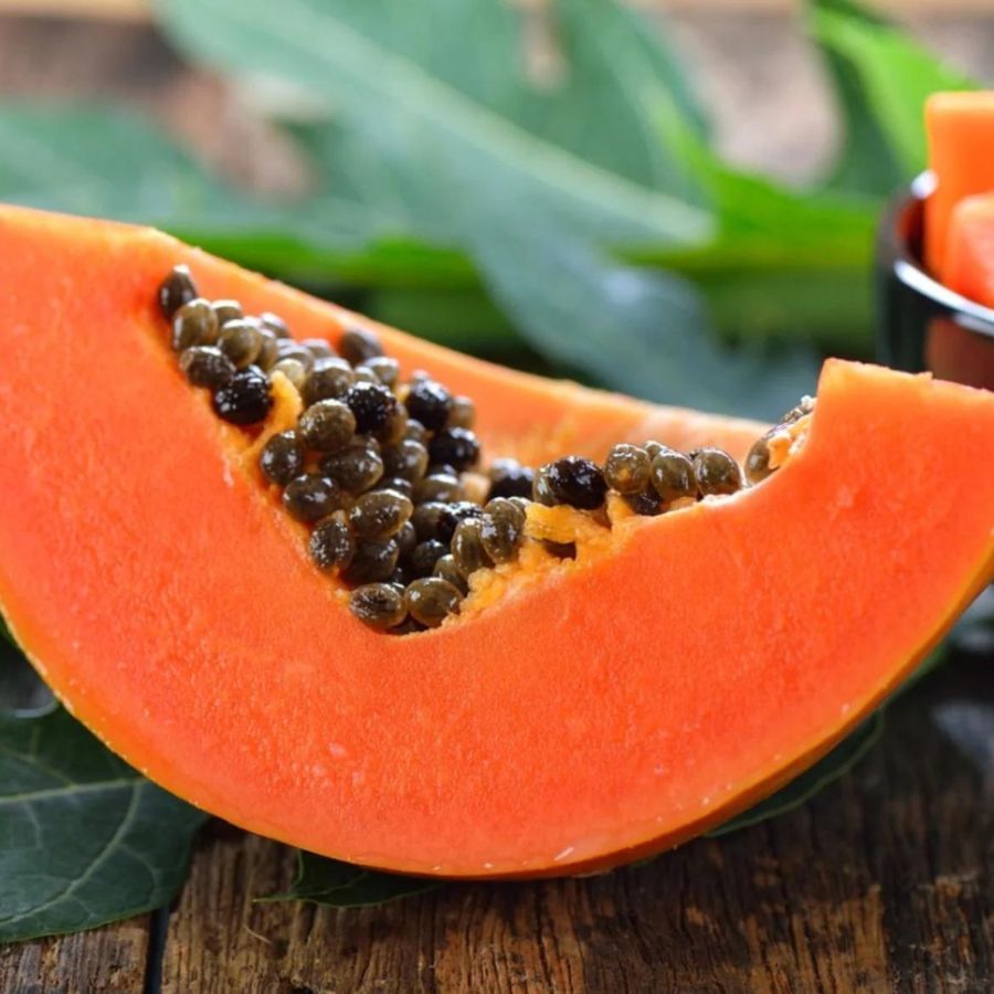 পেঁপে: এতে রয়েছে ভিটামিন , খনিজ ও এনজাইম, যা ত্বকের যে কোনও ক্ষতি থেকে রক্ষা করতে সাহায্য করে। পেঁপে হল ফলেদের মধ্যে সেরা। কাকণে এই ফলের গুণের কারণে কোষ্ঠকাঠিন্য দূর হয় অনায়াসে। এছাড়া বিপাকতন্ত্র পরিষ্কার রাখতে সাহায্য করে। ত্বকের প্রাকৃতিক ময়েশ্চারাইজার হিসেবেও পেঁপে খেতে বা প্যাক হিসেবে ব্য়বহার করতে পারেন। শুষ্ক ত্বকে মাস্ক হিসেবে প্রয়োগ করলে নরম, উজ্জ্বল ত্বক হয়।