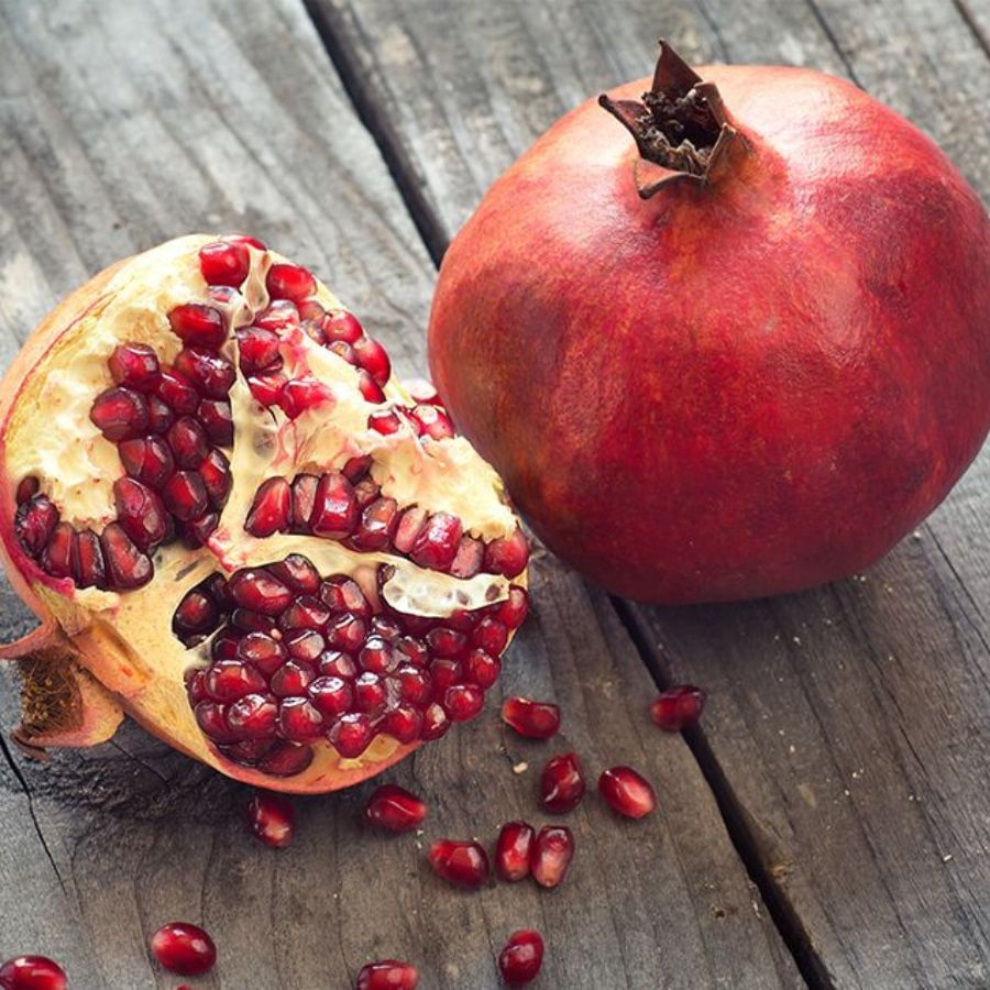 বেদানা:ডালিমের মধ্যে রয়েছে ইলাজিক অ্যাসিড। যা ত্বককে ইউভি রশ্মি থেকে রক্ষা করে। পিগমেন্টশনের বিরুদ্ধে লড়াই করে। প্রতিদিন একটি করে বেদানা খেতে পারেন। তা নাহলে ফেস মাস্ক হিসেবেও ব্যবহার করতে পারেন। শুষ্কতা দূর করতে এই ফলের রসের জুড়ি নেই।