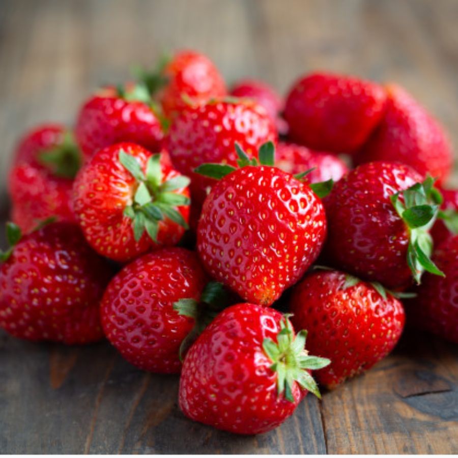 স্ট্রবেরি: এতে রয়েছে পর্যাপ্ত পরিমাণে ভিটামিন সি, স্যালিসিলিক অ্য়াসিড। যা ত্বকে গভীরভাবে পরিষ্কার করতে সাহায্য করে। স্যালিসিলিক অ্যাসিড ব্রণ ও ব্রণের বিরুদ্ধে লড়াই করতে সাহায্য করে। ত্বককে ভিতর থেকে উজ্জ্বল করে তোলে। তাজা ফল হিসেবে খাওয়া যেতে পারে। এছাড়া স্ট্রবেরি স্ম্যাশ করে ত্বকে লাগাতে পারেন। ত্বক থাকবে স্বাস্থ্যকর ও উজ্জ্বল।