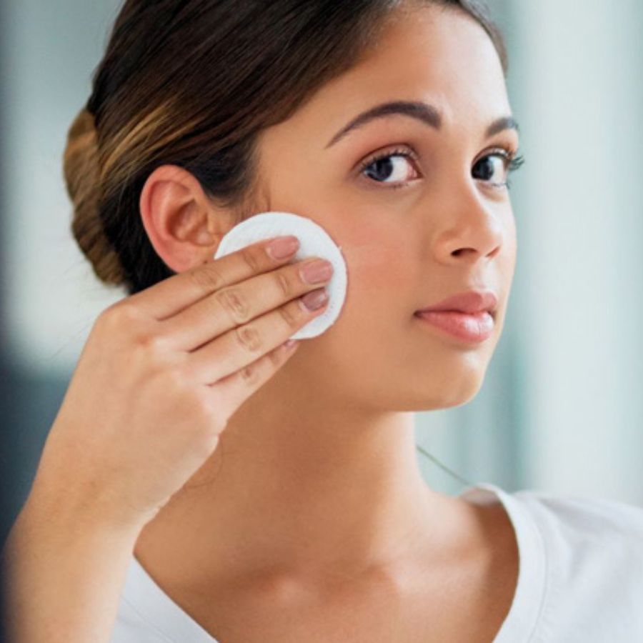 নারী, পুরুষ- উভয়ক্ষেত্রেই ত্বকের যত্ন নেওয়া প্রয়োজন। তবে সবসময় ঘরোয়া টোটকা, ফেস মাস্ক দিয়ে নয়, কিছু জিনিস আছে, ত্বকের সব সমস্যা মোকাবিলার জন্য রয়েছে তাজা ও মরসুমি ফল। ফলে রয়েছে প্রচুর পরিমাণে ভিটামিন ও অ্যান্টি-অক্সিডেন্ট। যা খাওয়ার ফলে ত্বকের জেল্লা বাড়ে স্বাভাবিক ভাবেই। শীতের আবহাওয়ার মধ্যেও থাকে স্বাস্থ্যকর, উজ্জ্বল। 