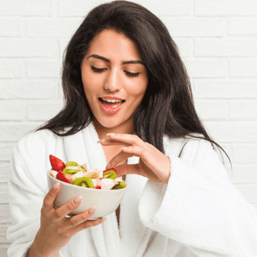 শীত কবে পড়বে, তার অপেক্ষা এবার অবসান হতে চলেছে। কারণ দরজায় টোকা মারছে শীত। তাই শীত শুরুতেই স্কিনের যত্ন নেওয়া শুরু করা দরকার। কালীপুজো মানেই ধীরে ধীরে শীত ঢুকছে গুটি গুটি পায়ে। শুষ্ক ত্বক, নিস্তেজ হয়ে যাওয়ার মত সমস্যাগুলি এই মরসুমে দেখা দেয়। 