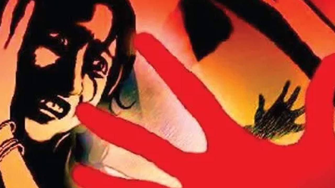 Women harassment: ঘরের আলো জ্বালতেই খাটের তলা থেকে বেরিয়ে এল যুবক, মহিলাকে চেপে ধরে...