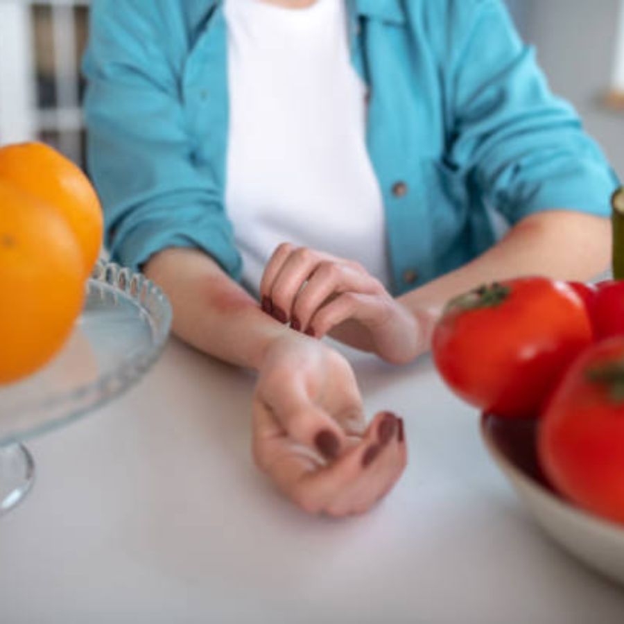 এই ফোলা, জ্বালাভাব যে খুব বেশি সময় ধরে থাকে তা কিন্তু একেবারেই নয়। কয়েক ঘণ্টার ভোগান্তির পর হঠাৎ করেই সব গায়েব। হাঁফ ছেড়ে নিস্তার। কিন্তু এমন চুলকানির অ্যাটাক মাঝে মধ্যেই যত্রতত্র শুরু হয়ে যায় অনেকেরই। তখন অনেকেই অ্যান্টি অ্যালার্জির ওষুধ খান। এবার সব ওষুধ যে সবাইকে স্যুট করে এরকমও নয়।