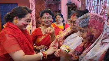 Aparajita Adhyay: পাড়ার পুজোতে জমিয়ে সিঁদুর খেললেন অপরাজিতা আঢ্য; মা-জেঠিমারা বললেন, 'ও তো আমাদেরই মেয়ে'