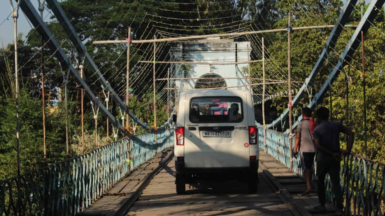 Hooghly Bridge: ব্রিটিশ আমলের ঝুলন্ত সেতু দিয়েই যায় অ্যাম্বুল্যান্স, পুলকার, কতটা খোঁজ রাখে প্রশাসন?