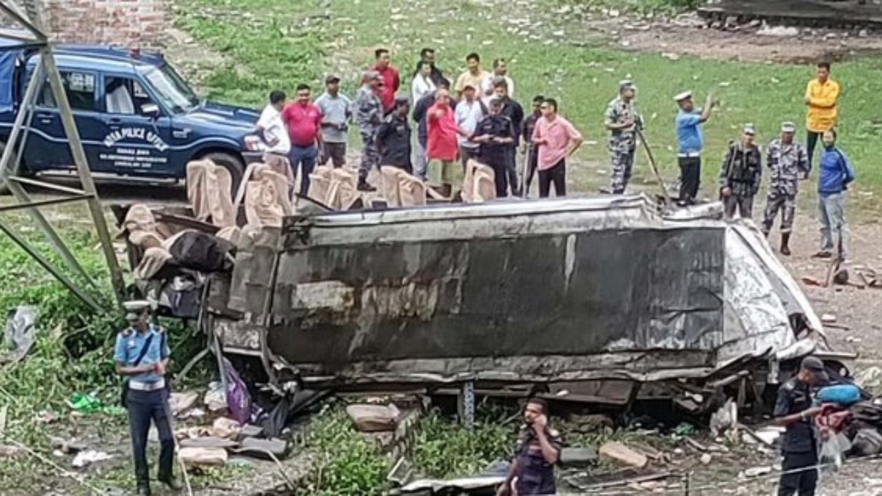 Nepal Accident: দ্রুত গতিতে ছুটছিল, মোড় ঘুরতেই নদীতে ছিটকে পড়ল বাস, মৃত কমপক্ষে ১৬