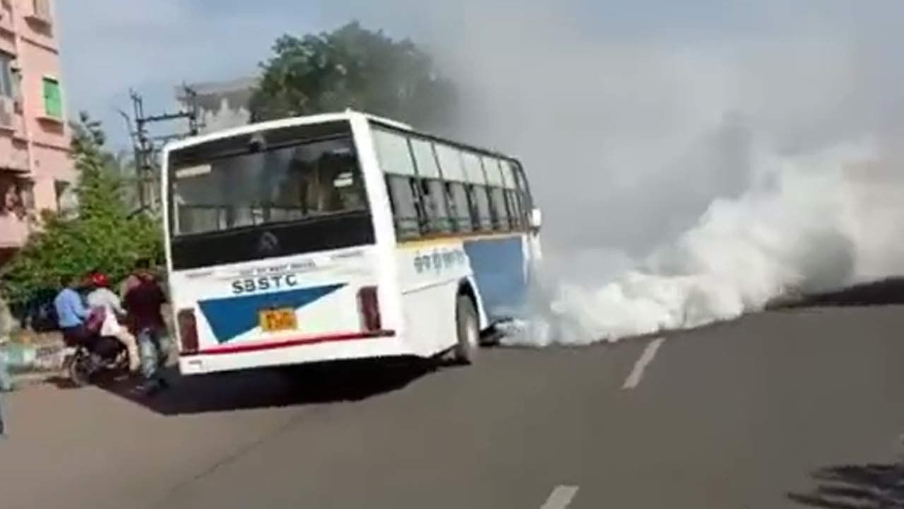 SBSTC Bus: যাত্রীবোঝাই SBSTC বাস হঠাৎই ভরে গেল ধোঁয়ায়, আতঙ্কে হুড়োহুড়ি যাত্রীদের