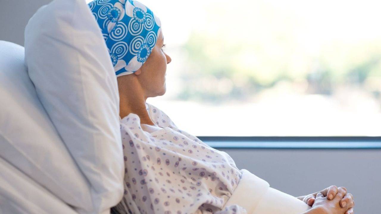 Chemotherapy: কেমোথেরাপি কীভাবে কাজ করে? পার্শ্বপ্রতিক্রিয়া এড়াতে ডায়েটে রাখুন এই ৭ খাবার