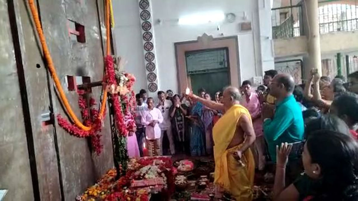 Chandannagar: দুর্গা বিদায়েই জগদ্ধাত্রীর আগমন, চন্দননগরে বাজল উৎসবের ঘণ্টা