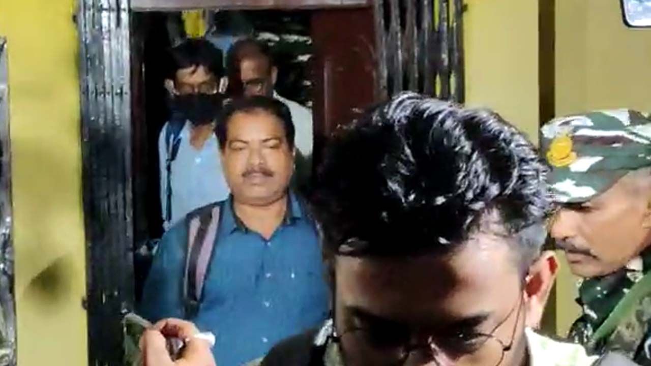 ED Raid: ১১ ঘণ্টা ধরে মানিক ঘনিষ্ঠ তাপসের বাড়িতে তল্লাশি ইডি আধিকারিকদের