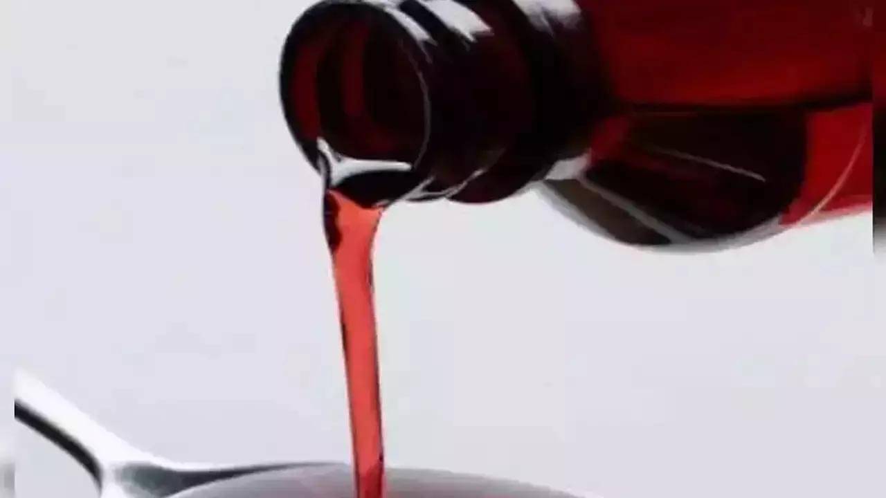 Cough Syrup: খুচরো বাজারে কোডিনযুক্ত কফ সিরাপের অপব্যবহার রুখতে কঠোর হবে কেন্দ্র