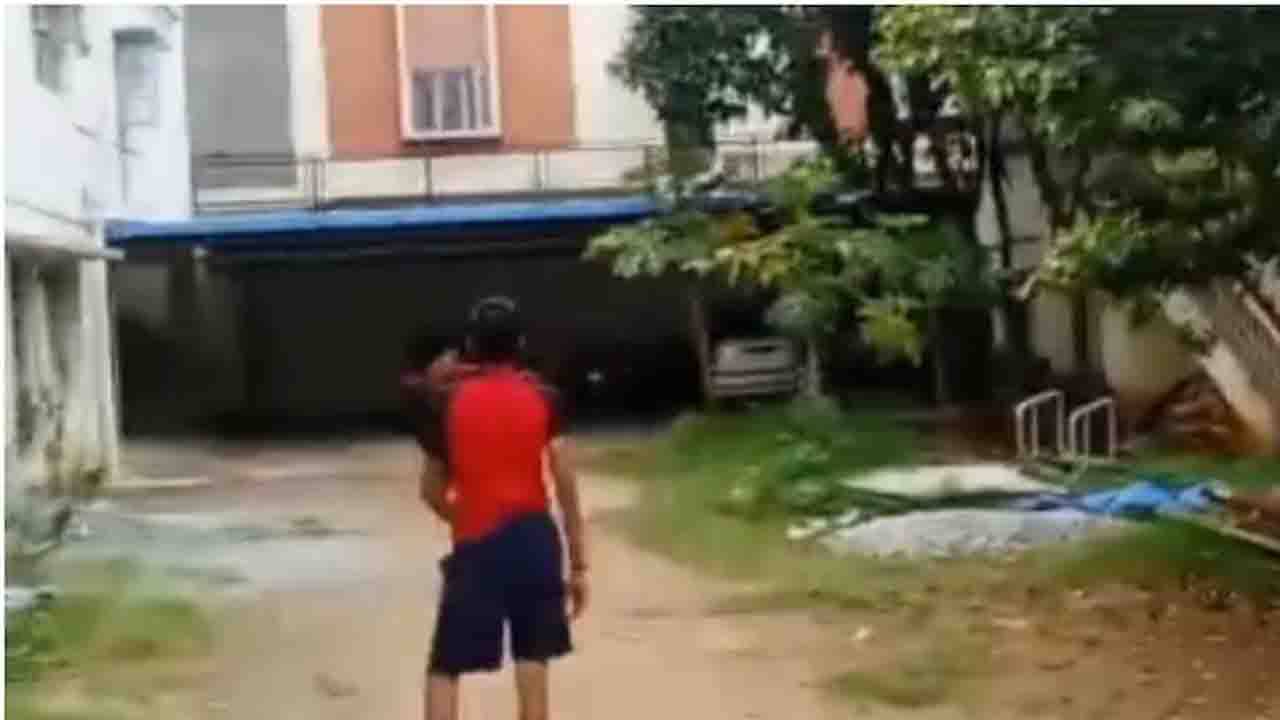Viral Video: ক্রিকেট খেলতে-খেলতে সংস্কৃতে কমেন্টারি, ঝড়ের মতো ভিডিয়ো ভাইরাল; দেখুন কোথায় ঘটেছে এই ঘটনা?