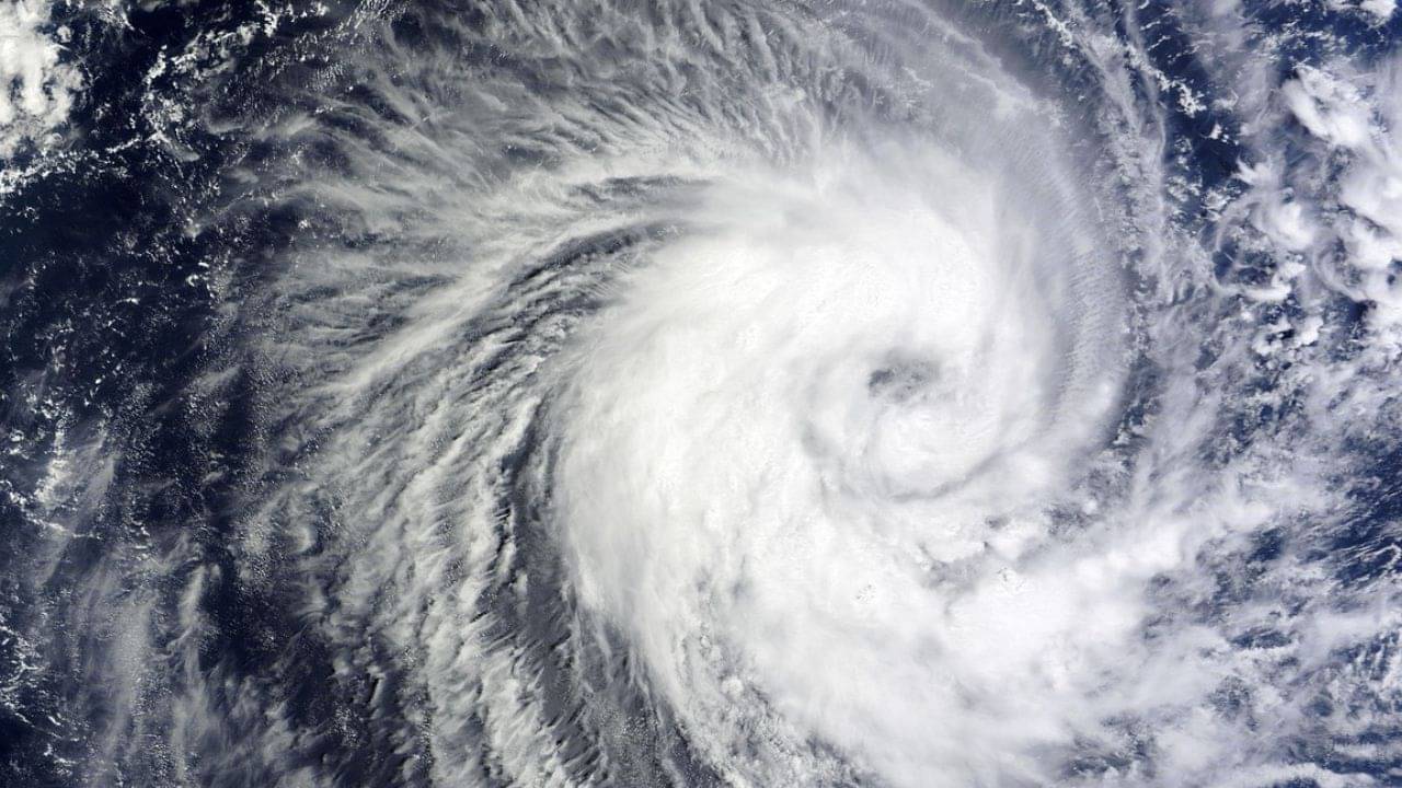 Weather Update: ধেয়ে আসছে ঘূর্ণিঝড়, শীত পড়ার শুরুতেই বাংলার অবস্থা কীরকম হবে, জানুন এখনই