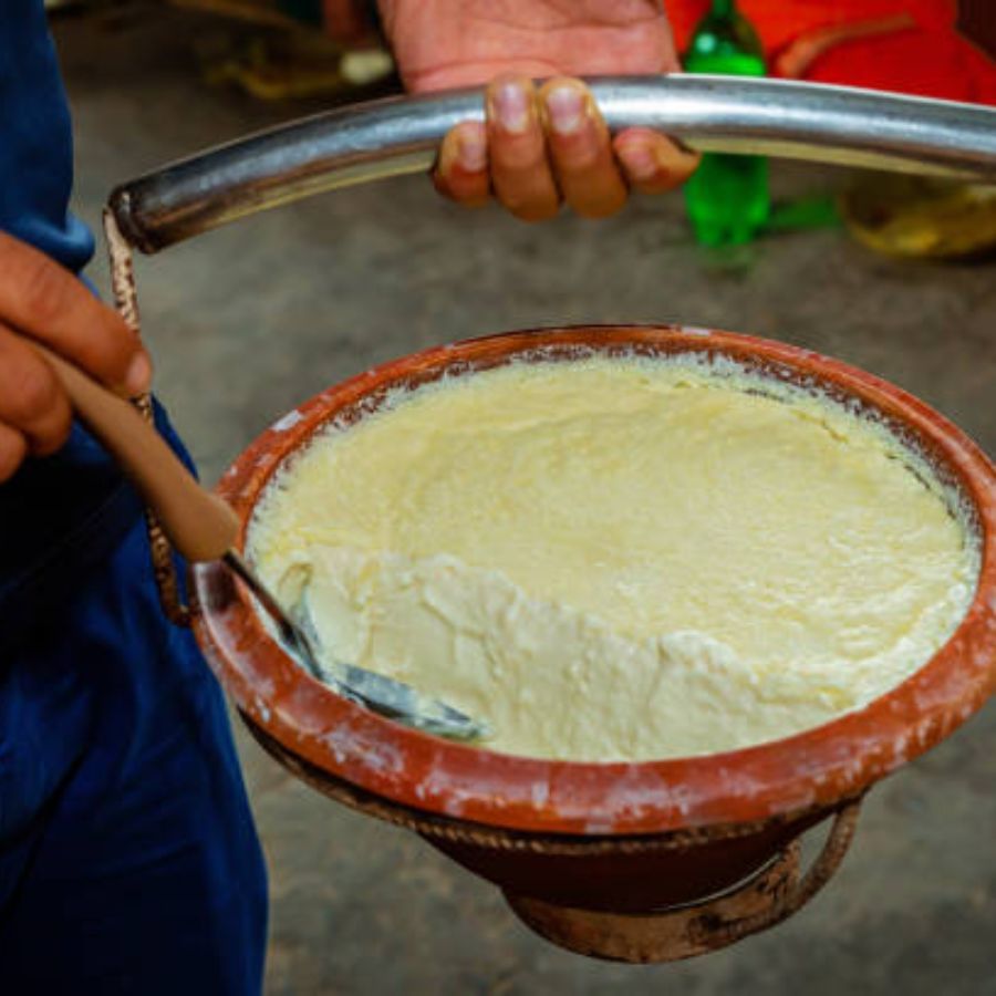 দুধ ঠাণ্ডা হয়ে আসলে টকদই মেশান। আর এই টকদই আগে থেকে ভাল করে ফেটিয়ে রাখতে ভুলবেন না। দই ভাল করে মিশে গেলে মাইক্রোওয়েভ সামান্য গরম করে ওর মধ্যে রেখে দিন বাটি। তার আগে বাটি চাপা দিতে ভুলবেন না। 