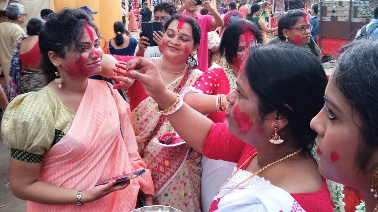 West Bengal Durga Puja 2022 LIVE: ঘাটে ঘাটে প্রতিমা নিরঞ্জন, সিঁদুর খেলা শুরু
