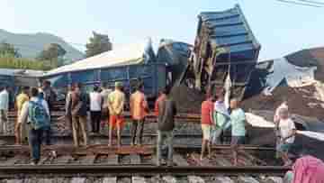 Train Derail: রেল লাইন থেকে ছিটকে গেল ৫৩টা বগি, থমকে গেল পরিষেবা