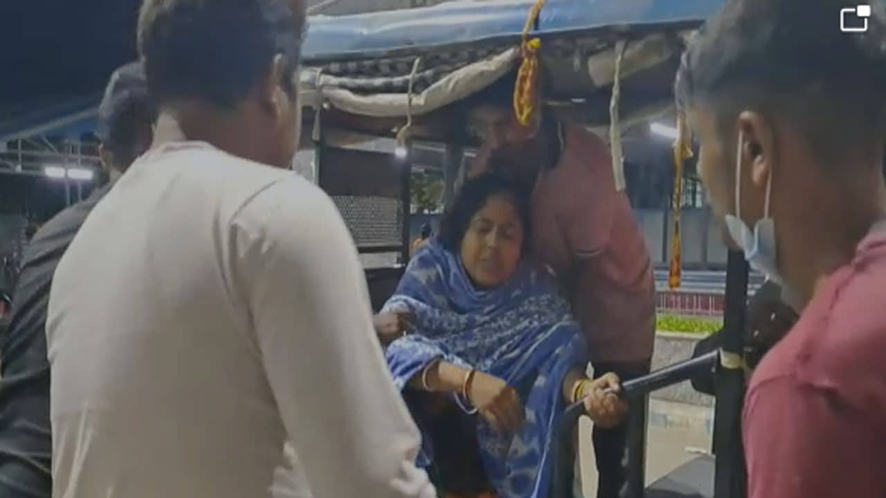 North Dinajpur: পুজোর প্রসাদ আনন্দে খেয়েছিলেন সক্কলে, রাত থেকেই গোটা গ্রামে হাহাকার