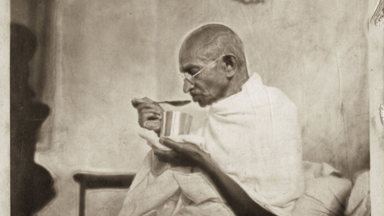 Gandhi Jayanti: শরীর ও মন স্বাস্থ্যকর রাখতে প্রতিদিন কী কী খেতেন গান্ধীজি? তাঁর প্রিয় খাদ্য কী ছিল?