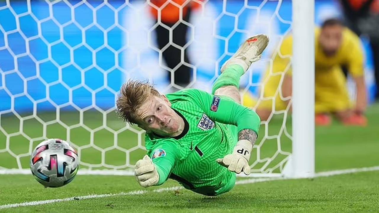 England Goalkeeper: চার গোলরক্ষককে দলে রেখেছেন ইংল্যান্ড কোচ, চেনেন তাঁদের