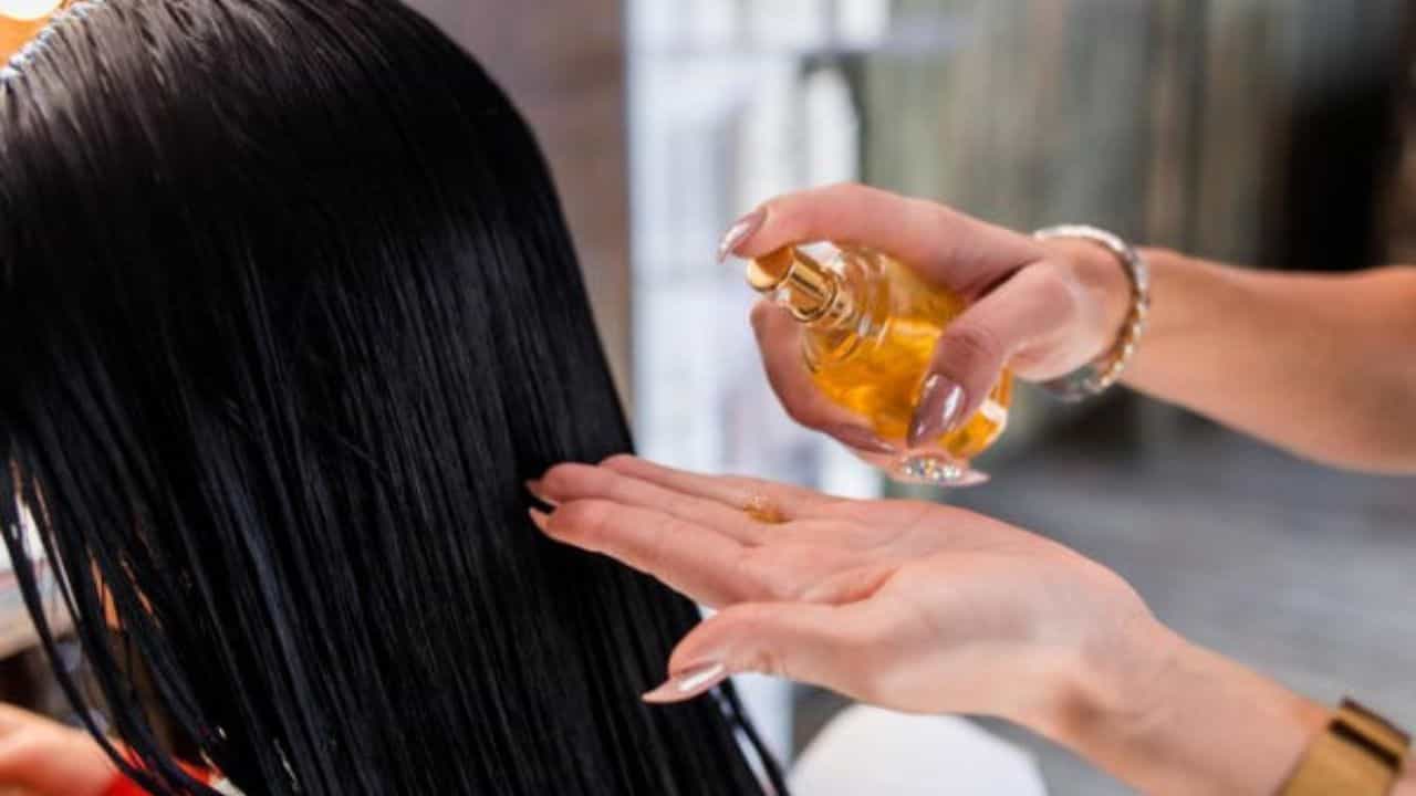 Hair Oiling Mistakes: মাথায় তেল ব্যবহার করার সময় এই ৬ ভুল করলেই হারাতে পারেন সাধের চুল! Hair Oiling Mistakes: মাথায় তেল ব্যবহার করার সময় এই ৬ ভুল করলেই হারাতে পারেন সাধের চুল!