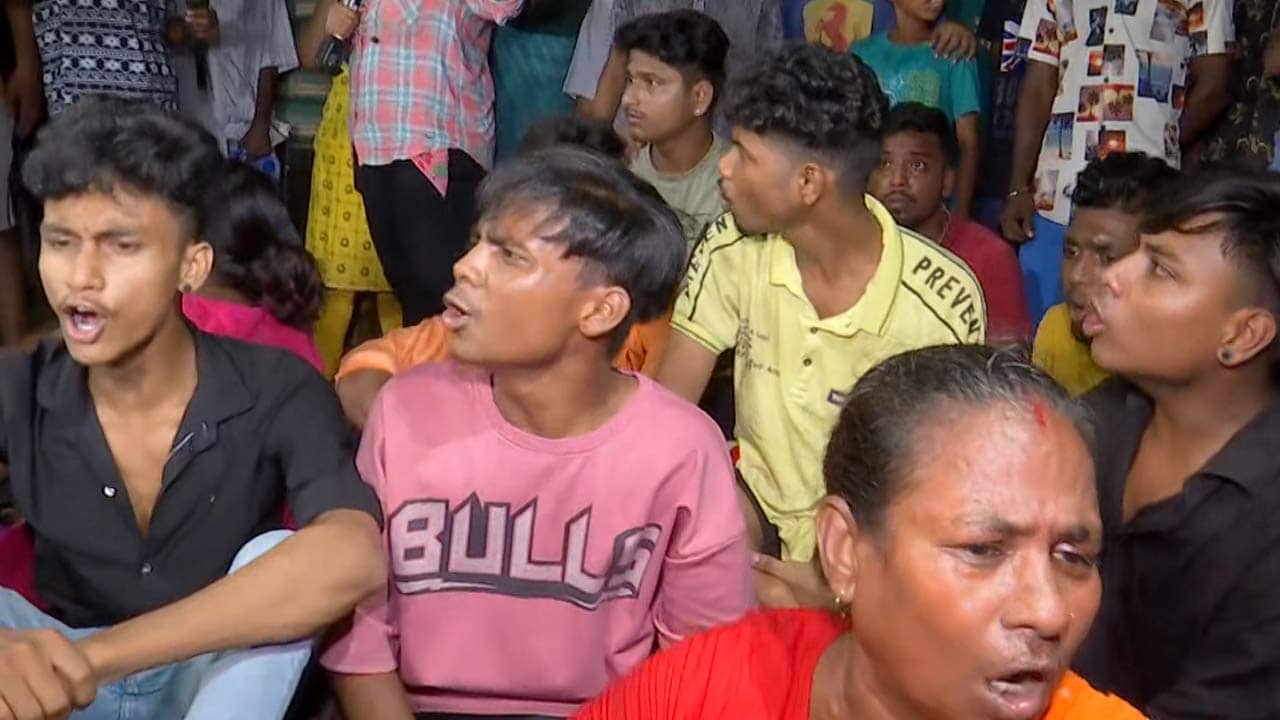 Haridebpur Case: বান্ধবীর বিরুদ্ধে আঙুল অয়নের বন্ধুদের, দেহ উদ্ধার হতেই হরিদেবপুর থানার সামনে বিক্ষোভ